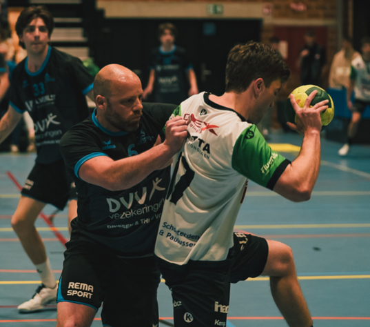 Actiefoto uit het handbalverleden van Thomas Oosterbosch